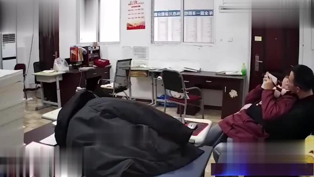 门事件 四川达州铭仁园高仲男老师跟学生在办公室调情 女学生亲吻男老师现场视频曝光 预览截图 2