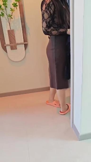 【母子乱伦】让骚妈穿上我买的的情趣内衣,阳台上老妈给我口爽了,我也要尽力满足她 预览截图 1