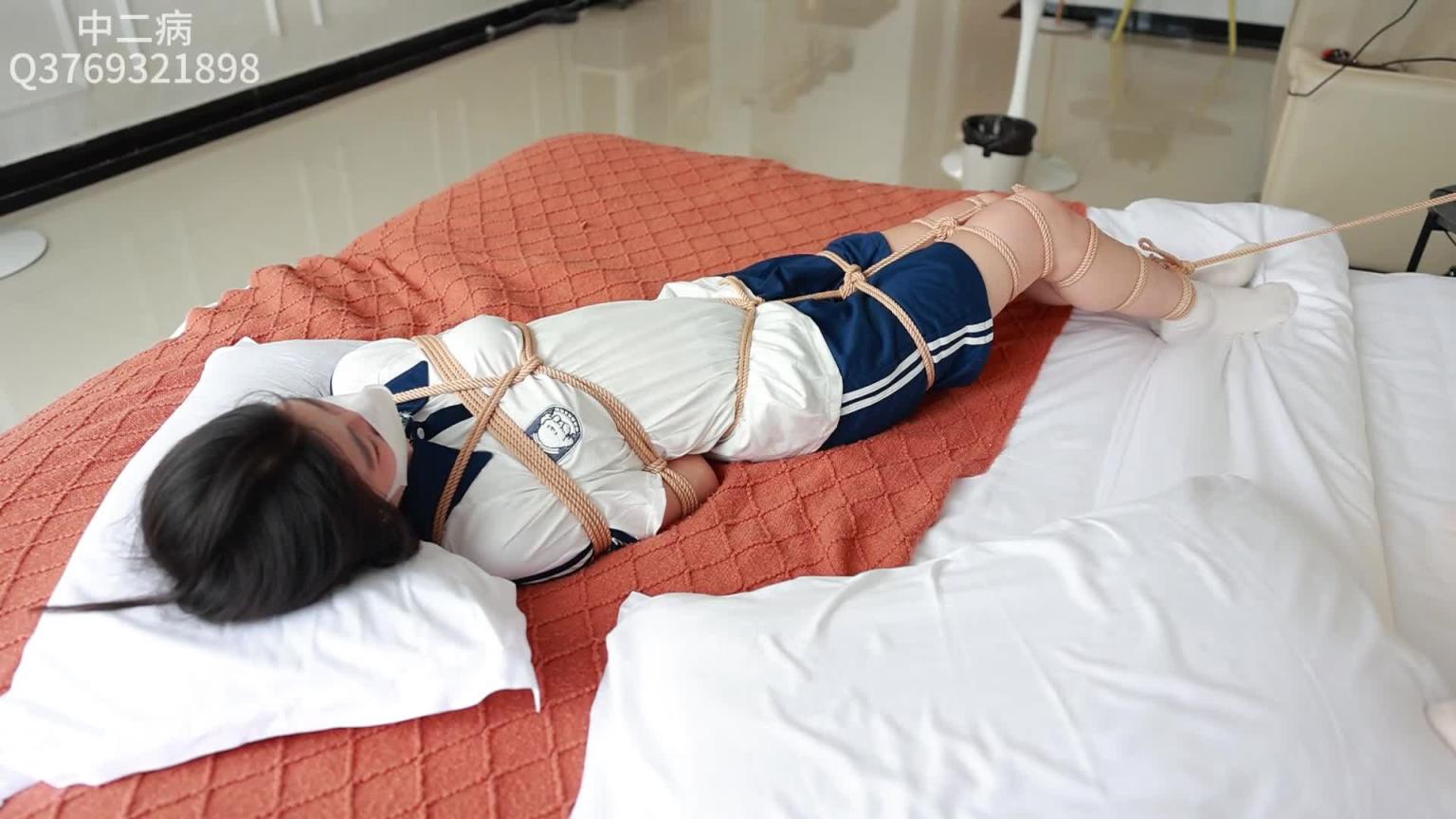 【中二病】大一青春活力小姐姐“艾莉西亚”初次体验绳艺拘束道具。绳子紧缚蛇缚体验 预览截图 10