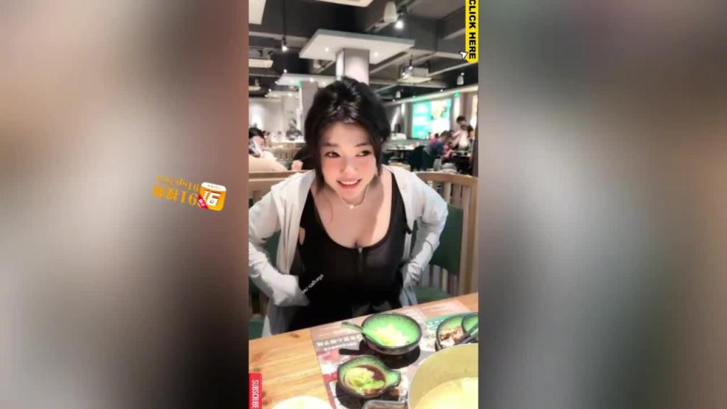 【最强露出】商场饭店电梯网约车飞机上人前露逼自慰多次被发现 预览截图 2
