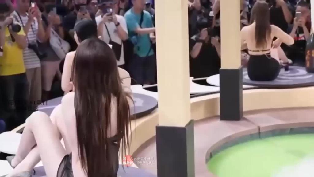 【独家首发上】台北国际成人展真实现场❤️旋转女优抖奶热舞 预览截图 10
