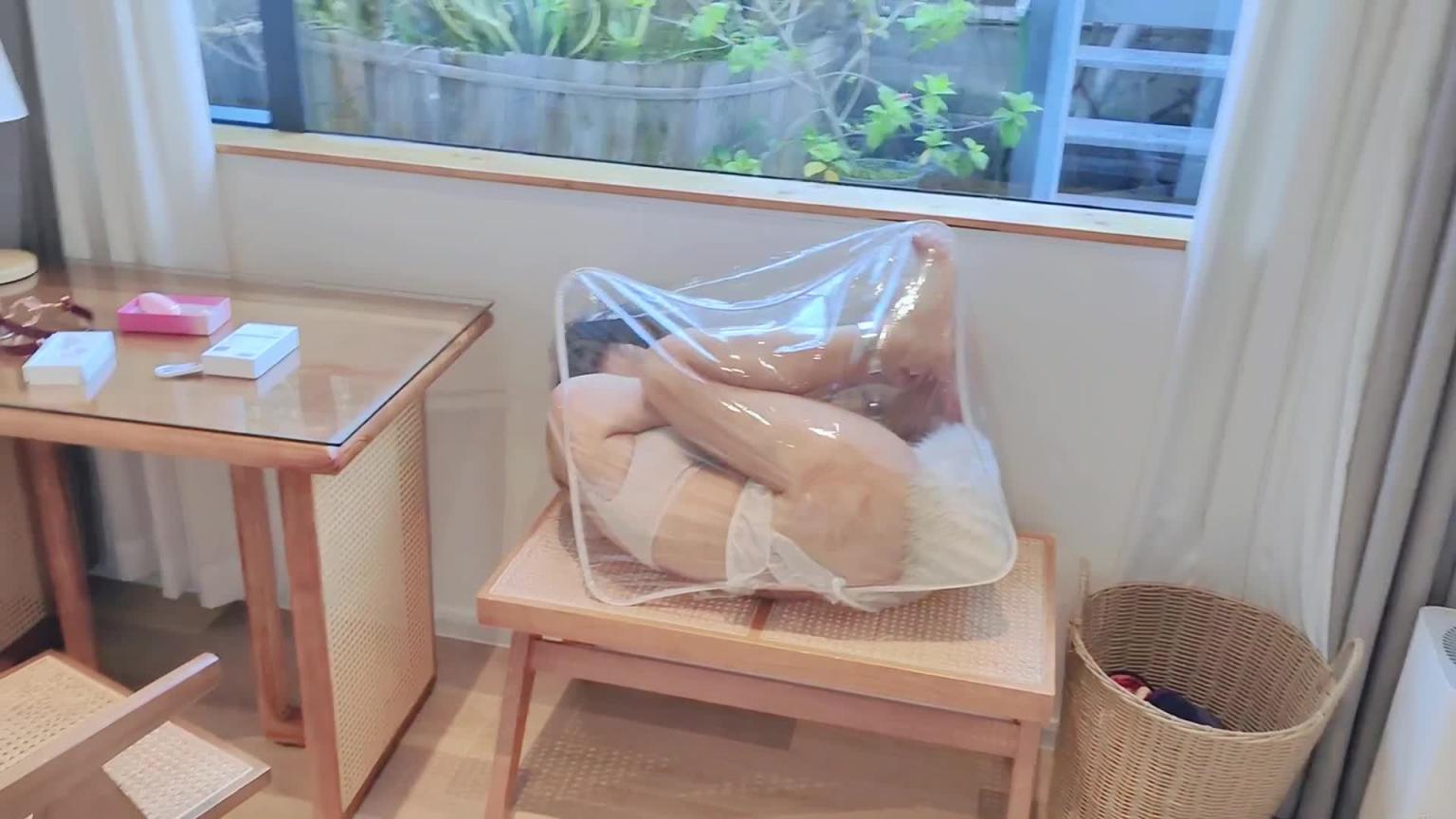 【凛凛蝶】海砂-锁铐女奴跪舔主人装进塑料袋物化拷打水中窒x 预览截图 5