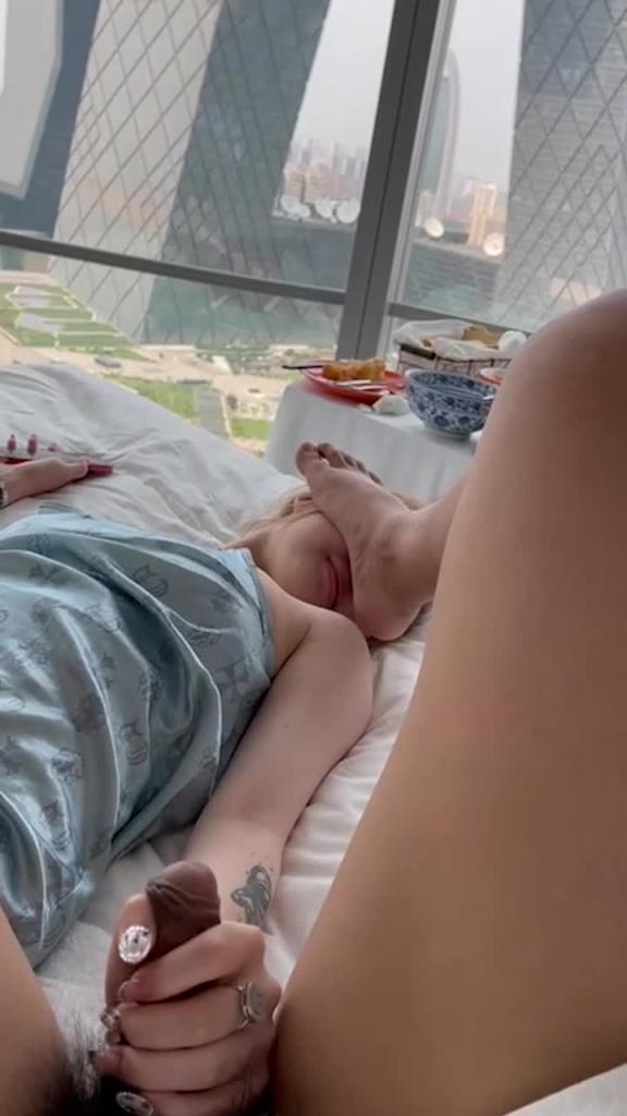 骚货小母狗就得狠狠的操,无毛馒头逼都被操肿了,还撅起屁股求操 预览截图 2