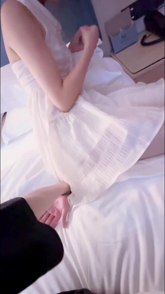 在电竞房上网边聊她男友边上手摸她强吻抠逼最后彻底沦陷中途偷偷拔套狂射 预览截图 1
