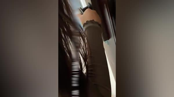 尴尬了!楼道艹被发现了,匆忙进屋关门 预览截图 1