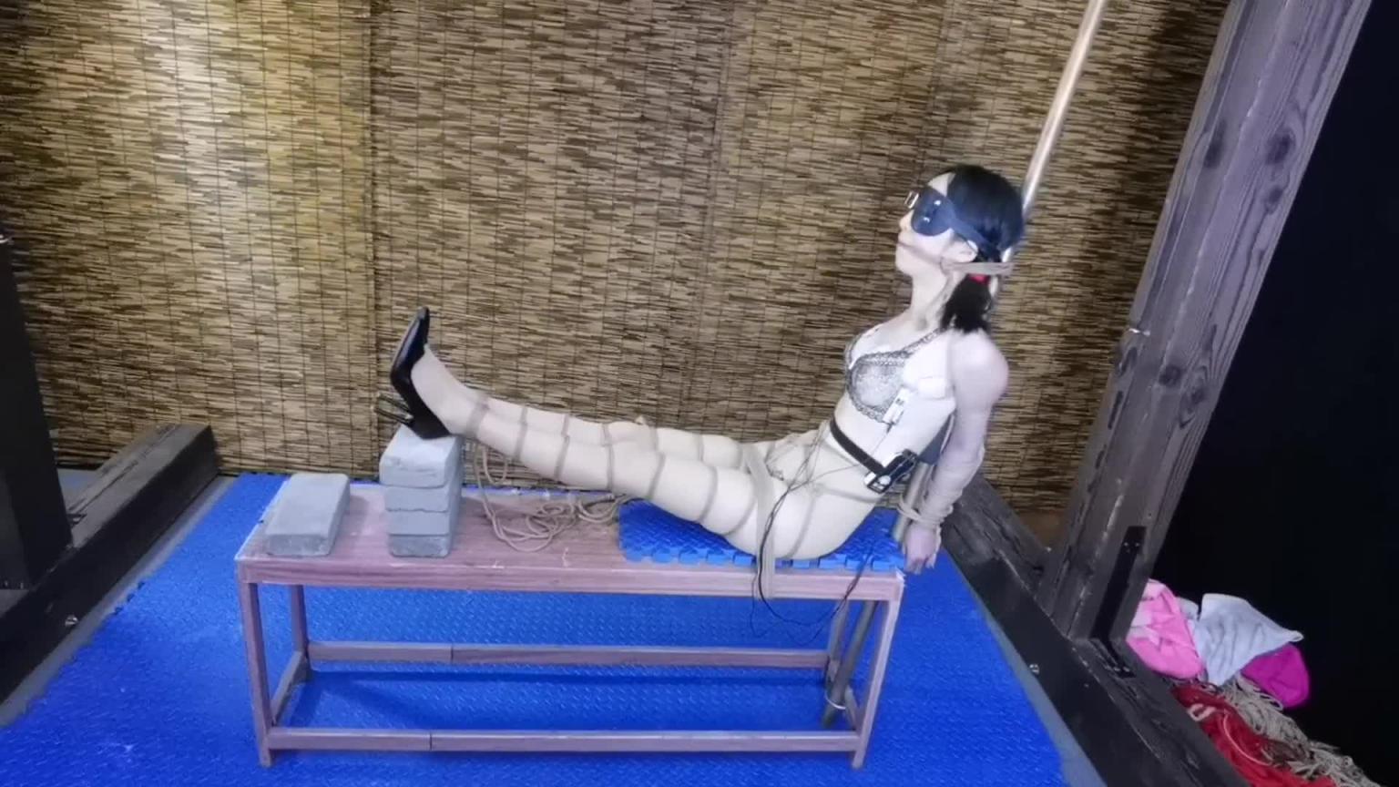 【HD飞天】把柔仙儿禁锢在老虎登上,股绳勒y,脚下垫上5块砖,,郊狼电击,sp拍打,这一下子玩下来,折磨她死气活来,即刺激又舒服 预览截图 4