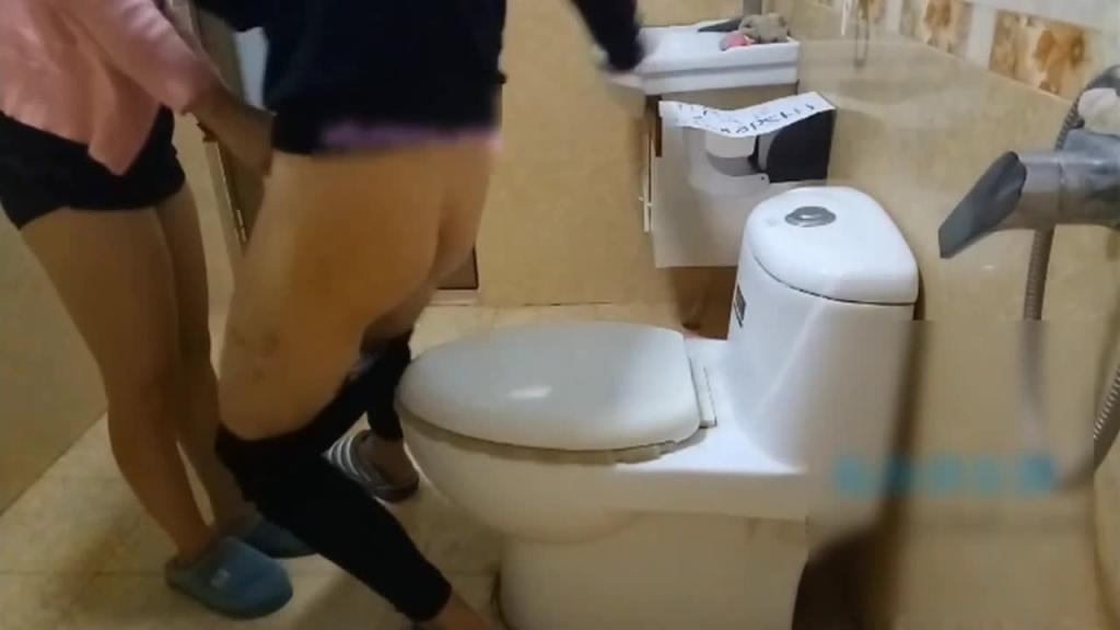 哄嫂子趁机强上 预览截图 2