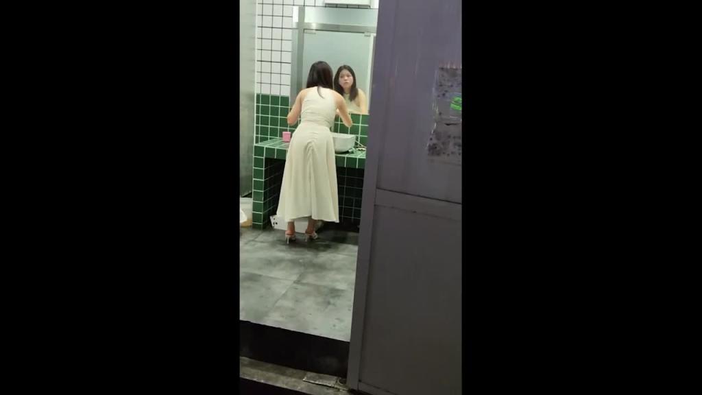 【校园厕拍】尿尿手淫过程❤️大神还品尝学生妹擦逼纸上面的白带 预览截图 8