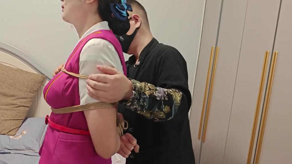【临冬城的冰原狼】空姐被绑挣脱不能哭泣求饶，最终被吊起来玩弄 预览截图 5
