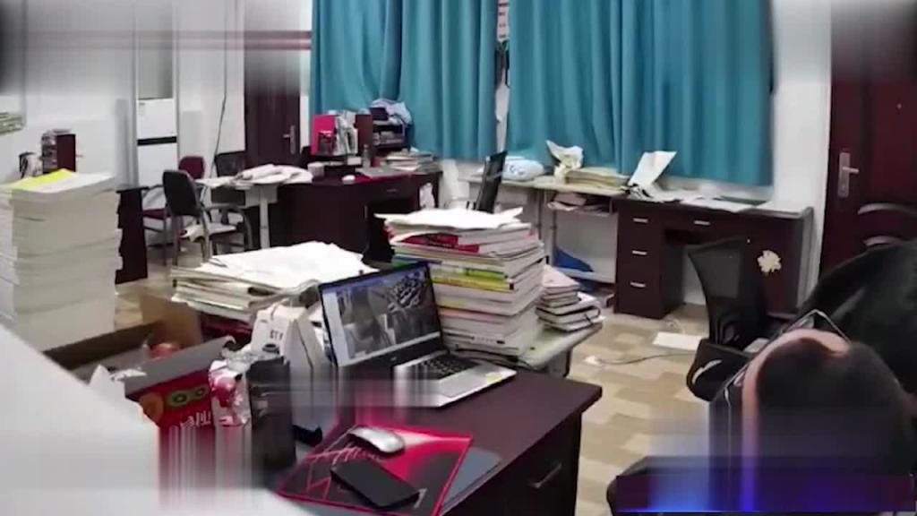 门事件 四川达州铭仁园高仲男老师跟学生在办公室调情 女学生亲吻男老师现场视频曝光 预览截图 6