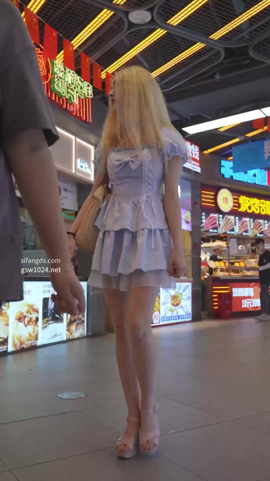 俄罗斯大长腿美人,像个小公主,内裤挤成一条 预览截图 1
