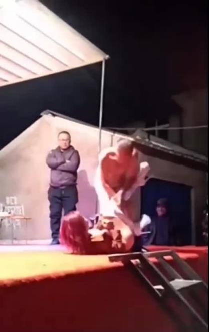 大爷玩真的啊,表把表演的舞女按着操,拉都拉不住 预览截图 6