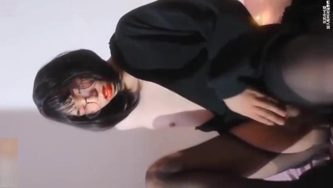 诱惑极品眼镜娘,女友不在的日子里换上女装发骚自摸 预览截图 4