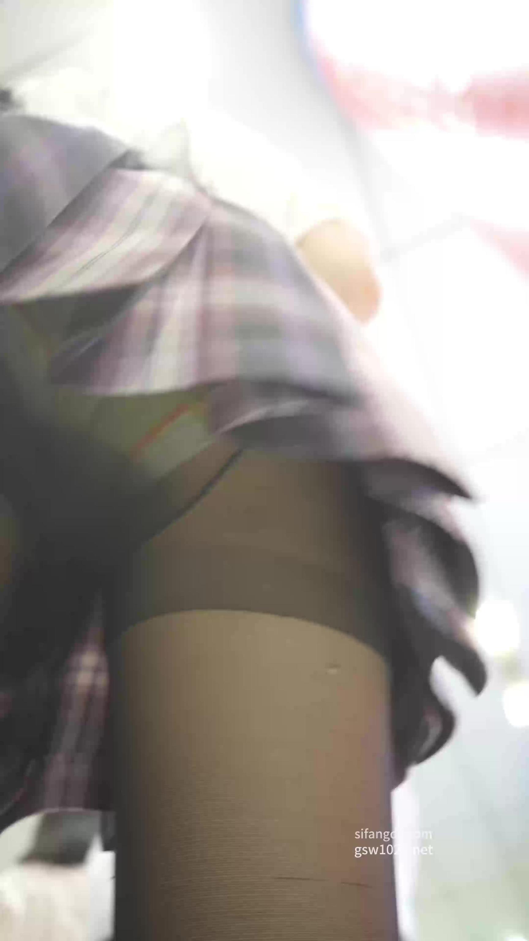 漫展看到长腿黑丝制服妹纸,刚好一路就拍了个清纯内裤 预览截图 9