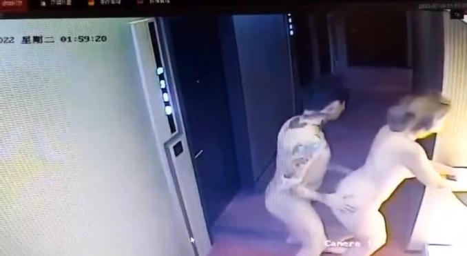 门事件 监视器拍到情侣挑战刺激做爱做到酒店走廊才发现糗了 预览截图 4