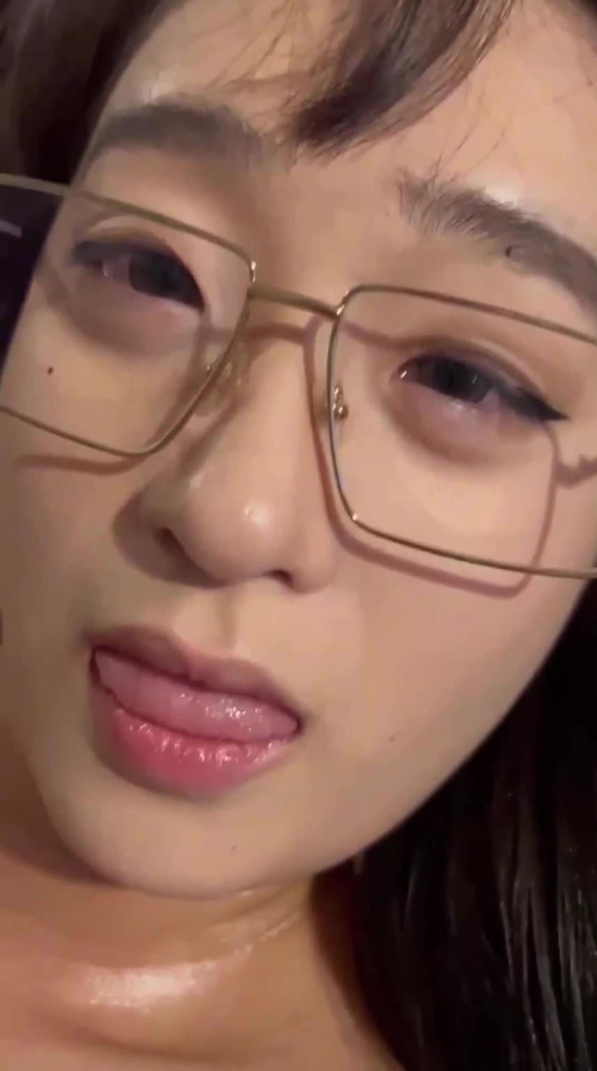 【眼镜妹勾引男技师做爱】反差母狗女主口交鸡巴,还对男主说:真的很羡慕您老婆! 预览截图 4