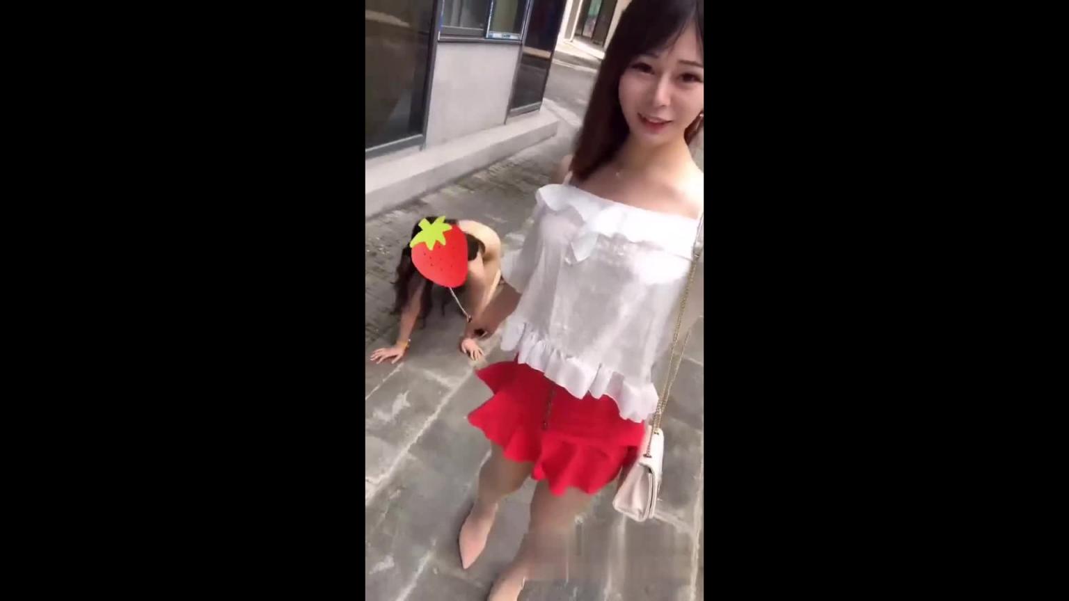 小妖带着自己的小狗户外露出 预览截图 3