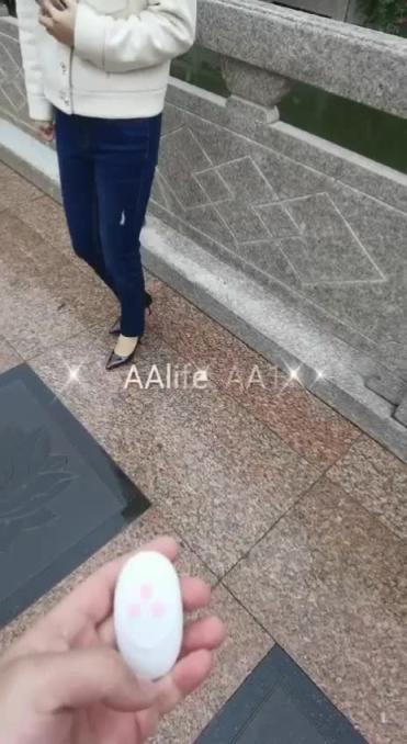 大神AAlife骚妻淫母,骚逼塞跳蛋陪儿子逛街,老公不停遥控加速 爽得不行 直接瘫软 预览截图 5
