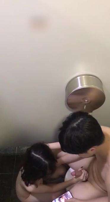 门事件 北京某中学 俩中学生逃课在万达厕所做爱被偷拍 预览截图 1