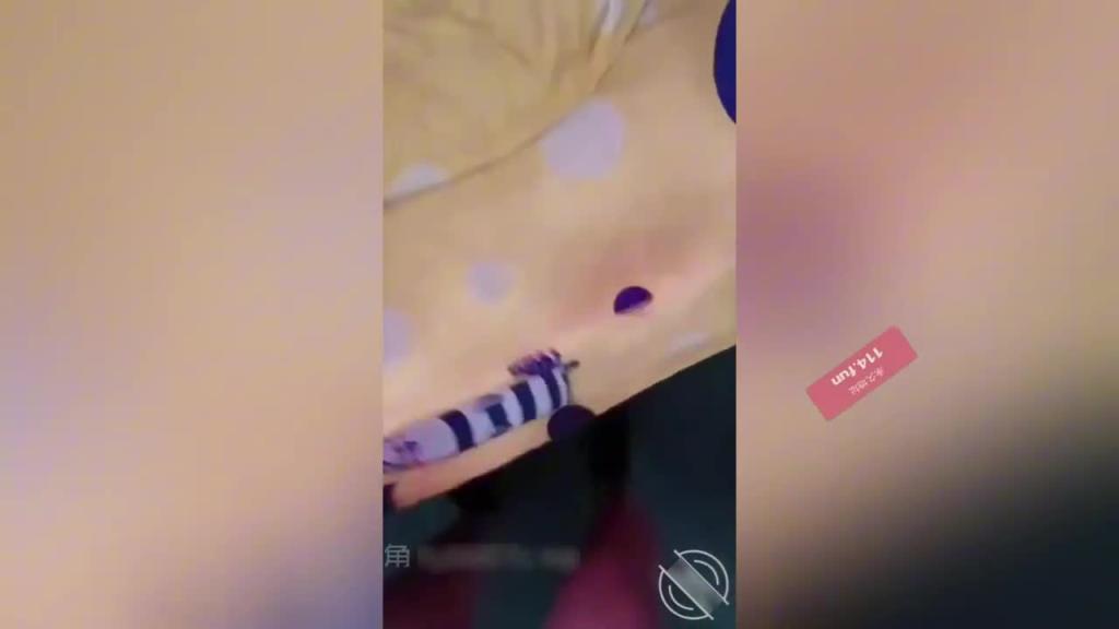 【母子乱伦】海角东北真实变态母子 骚妈穿上大红旗袍开档黑丝 被儿子强迫客厅吃鸡巴 羞辱玩弄 抽插骚逼 口爆吞精“想儿子大鸡巴操逼” 预览截图 7