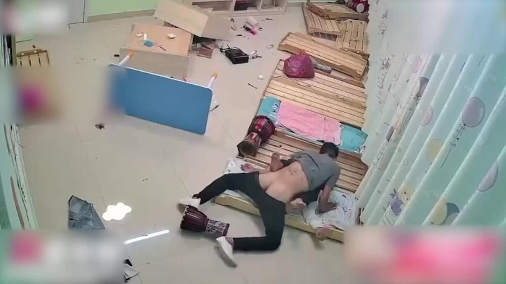 门事件 监控记录真实强奸!屌丝男到幼儿园幼师女友复合不成功 一怒之下在幼儿园里直接强上她 真勐! 预览截图 12