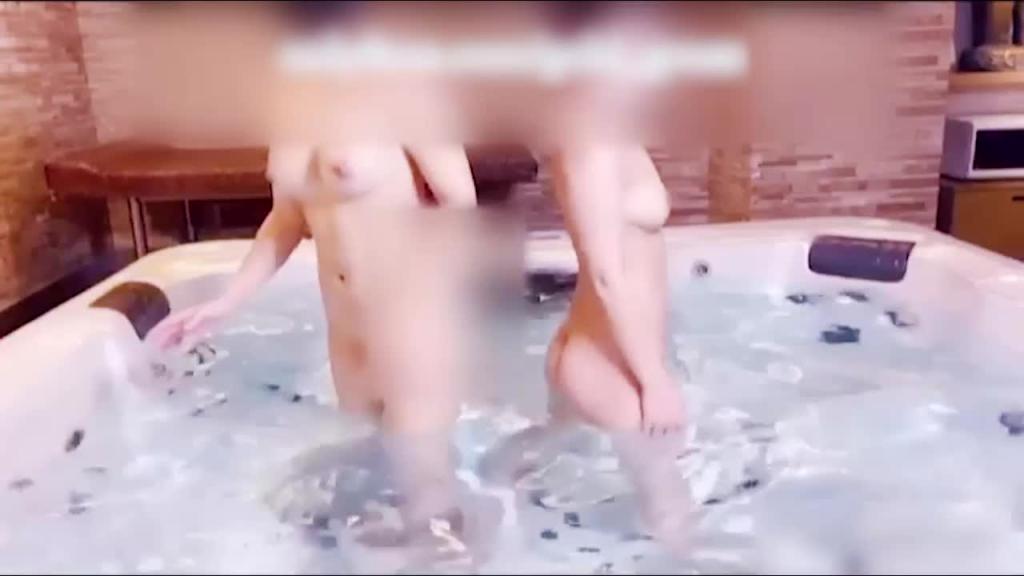 野外与浴室的两女缠绵诱惑#gold_grass 预览截图 4