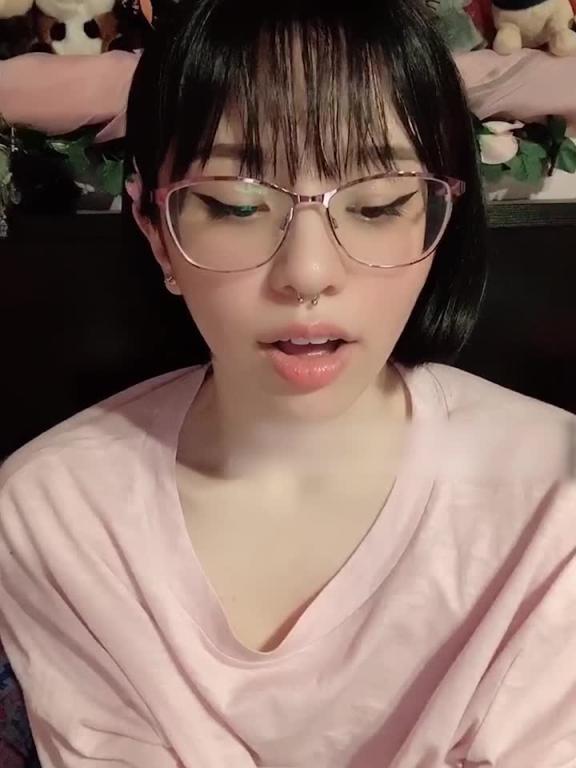 清纯眼镜少女深夜的媚态勾引#puppiloli 预览截图 1