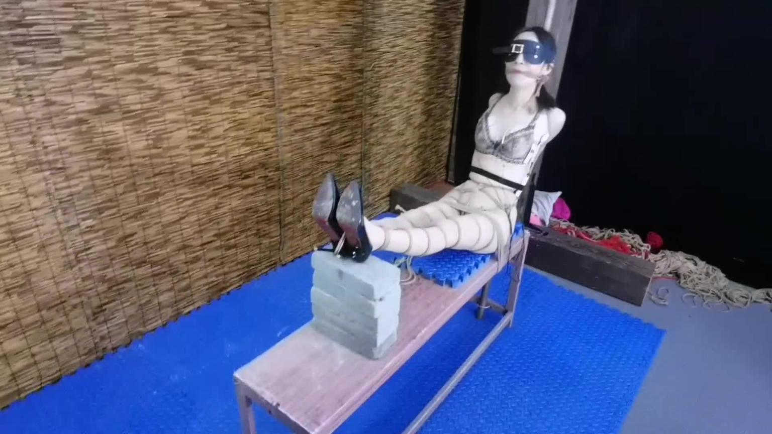 【HD飞天】把柔仙儿禁锢在老虎登上,股绳勒y,脚下垫上5块砖,,郊狼电击,sp拍打,这一下子玩下来,折磨她死气活来,即刺激又舒服 预览截图 5