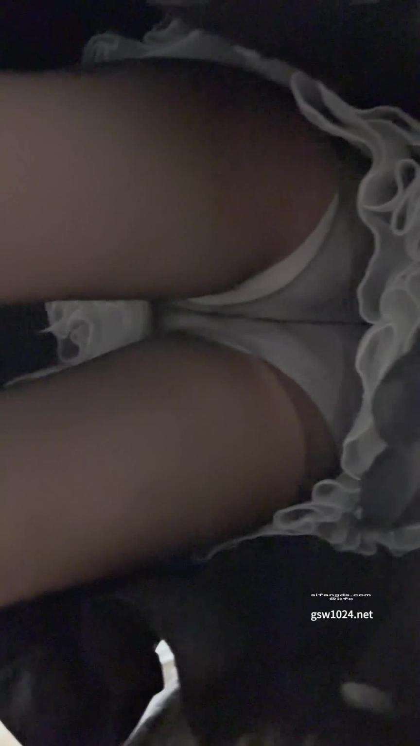 有点朴实的小女仆游场,即使有男友在,还是能看见黑丝底裤 预览截图 4