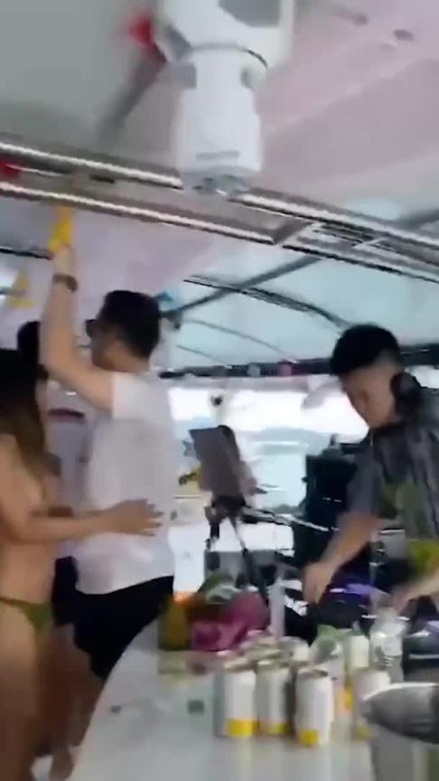 海上干B,土豪游艇群p,穷人眼里的女神 预览截图 3