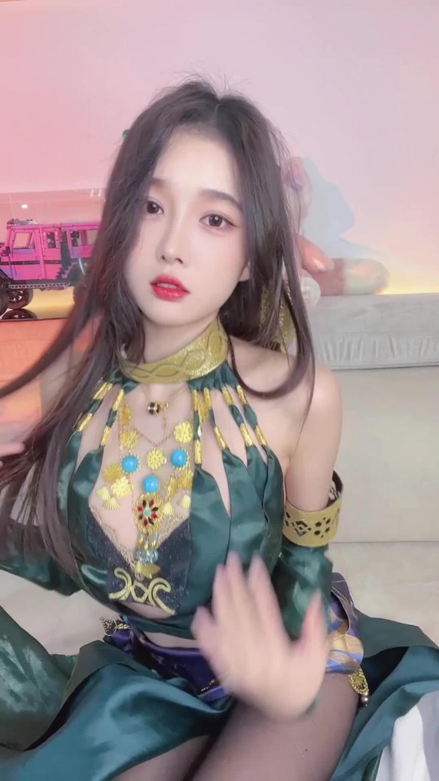 漂酿清纯正妹穿了好几套情趣套装私拍 超级反差骚 预览截图 10