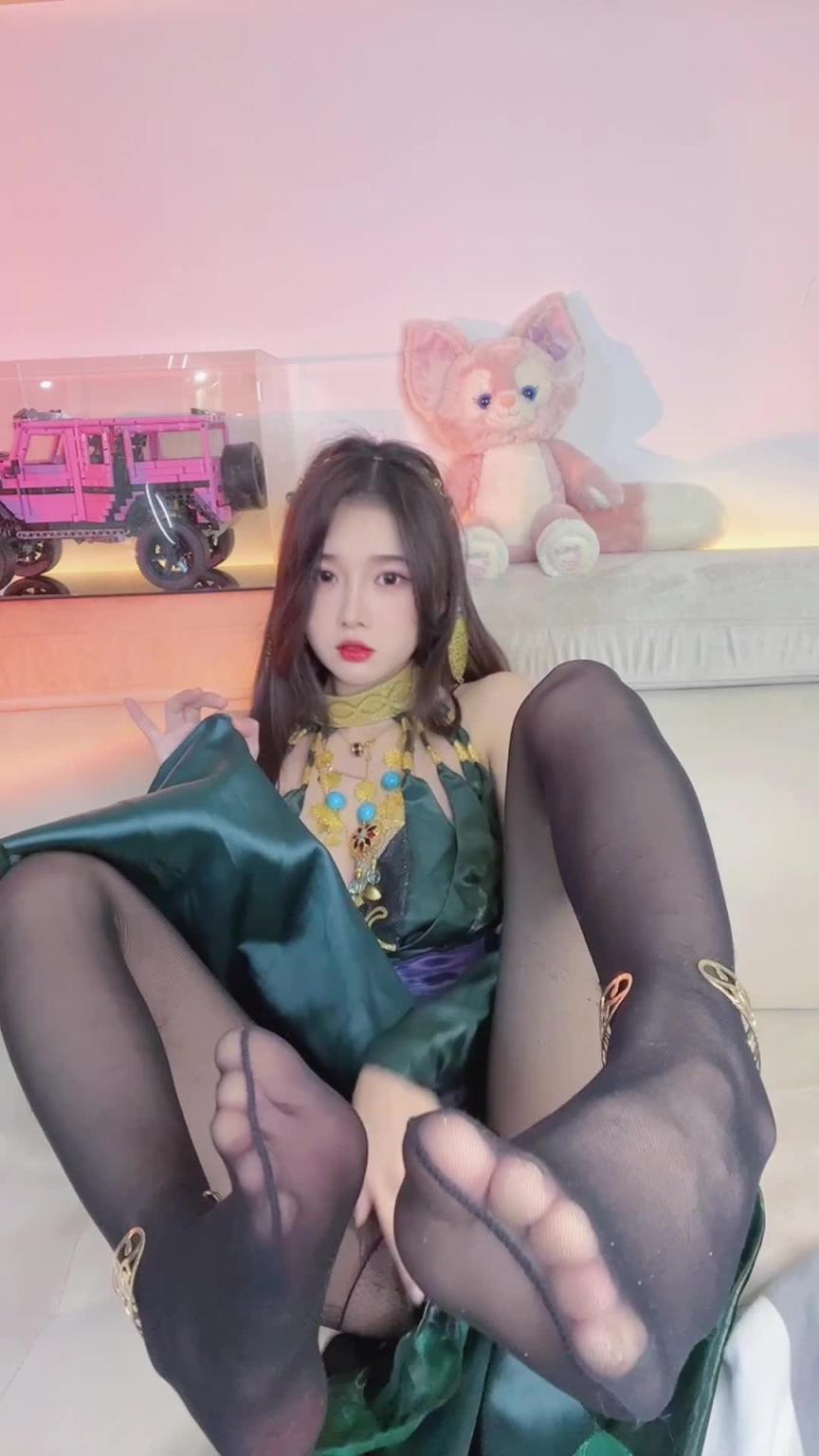 漂酿清纯正妹穿了好几套情趣套装私拍 超级反差骚 预览截图 11