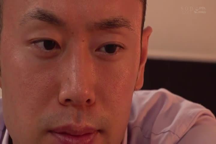 用丰唇引诱我的僕青梅竹马一直在接吻。之后做爱的周末3连休。 宫岛芽衣 STARS-301 预览截图 1