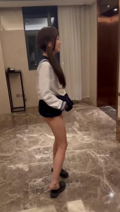 野外露出娇小可人双马尾制服妹 预览截图 1