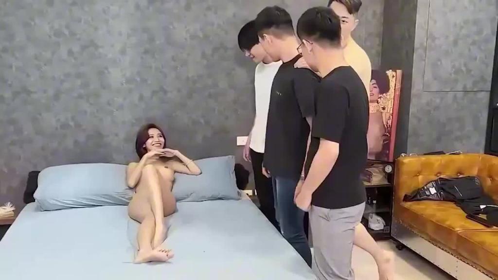 极品荡妇嫌我喂不饱她,一气之下电话叫来三个兄弟,加上我四个人轮番操她,还主动要求我们挨个射她嘴里! 预览截图 8
