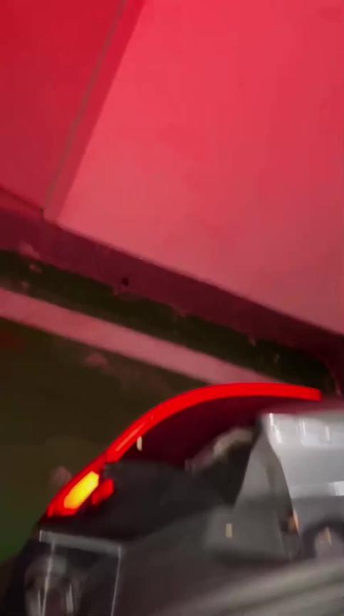 和爸妈出门一起看电影,中途看到一对情侣在旁边一直打啵没忍住,拉上妹妹偷偷跑到地下停车场,让妹妹帮忙消消火 预览截图 11