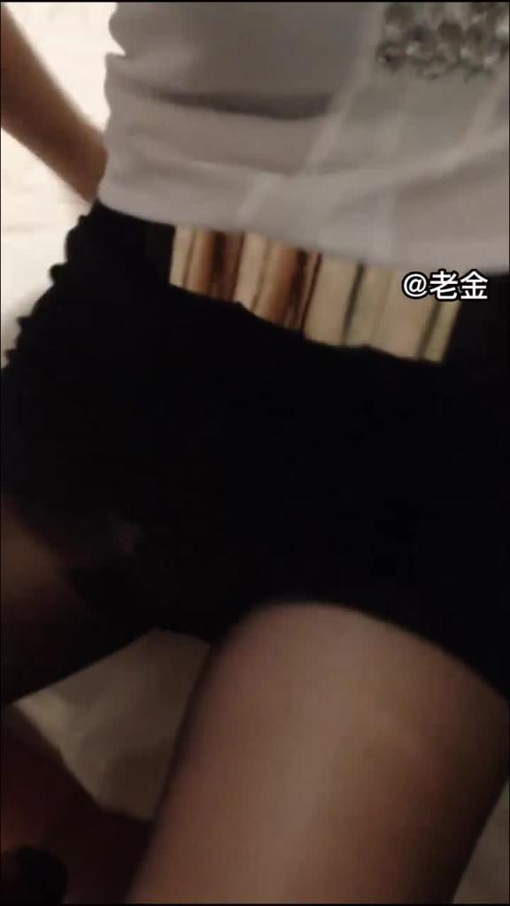 离婚10年的酒店经理岳母和女婿乱伦,轻熟女丈母娘床上极度反差,高潮胡言乱语。 预览截图 7