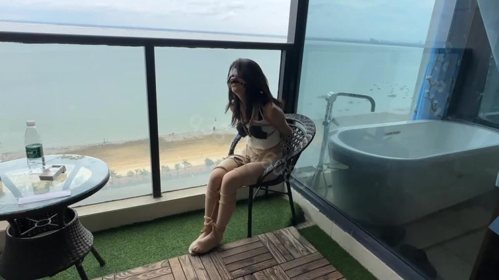 绑在阳台上的美女与大海 预览截图 2