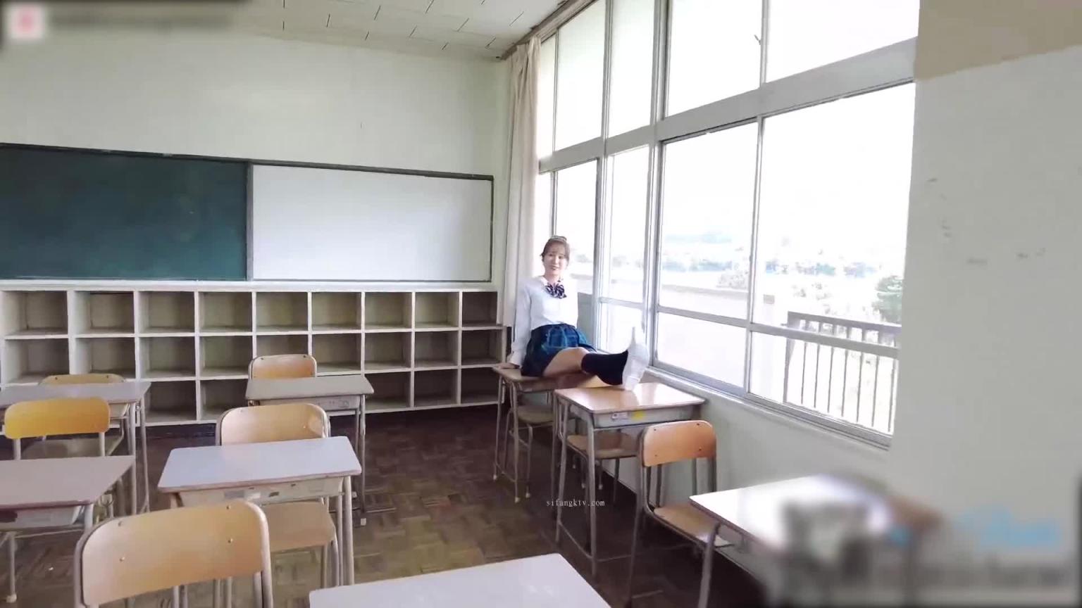 Naomi 偷偷在学校厕所口交 预览截图 1