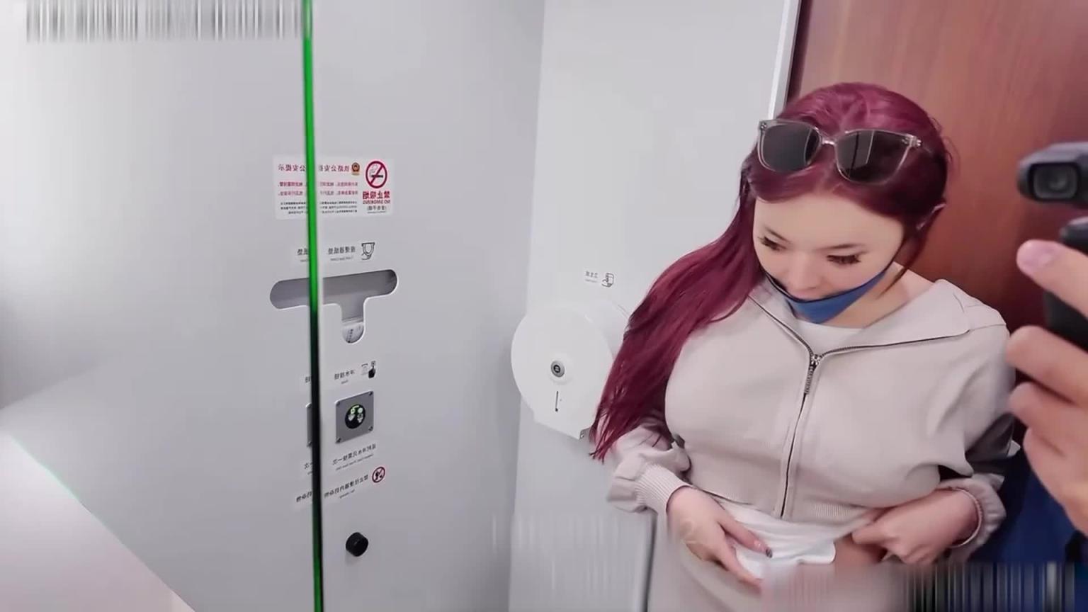 地铁上性欲挡不了,赶紧的去厕所拉女伴操一发!口爆射精 预览截图 6