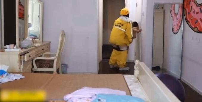 色诱Uber外送员叫餐不吃吃肉棒 预览截图 3