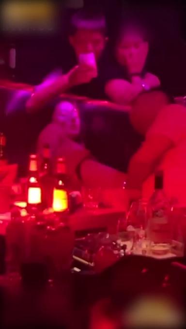 疑似迪丽热巴 合肥猫live house酒吧事件 醉酒男女大厅当众不雅行为事件 预览截图 3