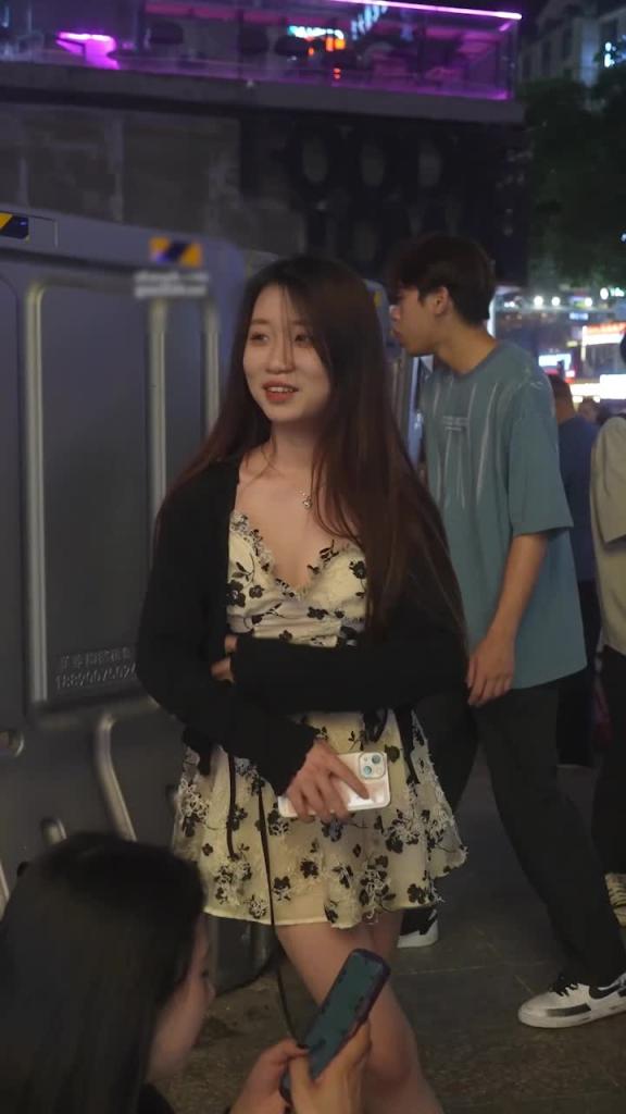 裙子非常短还没穿安全裤,走路的时候内裤边都能露出来一点点,里面是卡通草莓内,笑起来有点像虞S欣 预览截图 5