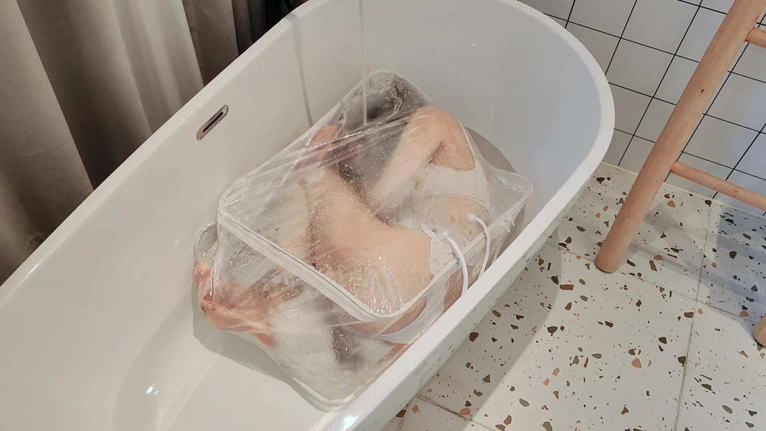【凛凛蝶】海砂-锁铐女奴跪舔主人装进塑料袋物化拷打水中窒x 预览截图 9