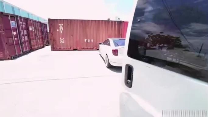 骗漂亮俄罗斯女孩上车300美金干一炮,边开车后边操美逼,车震高潮敏感度可高了 预览截图 12
