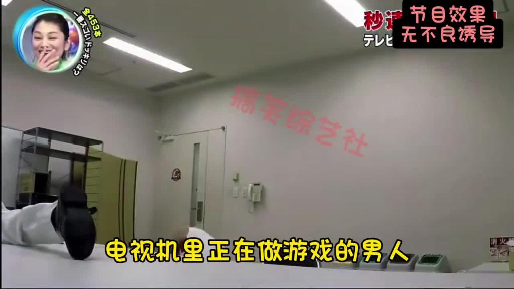 聚精会神的观看电视机 没成想电视机里面飞出来一个人 预览截图 10