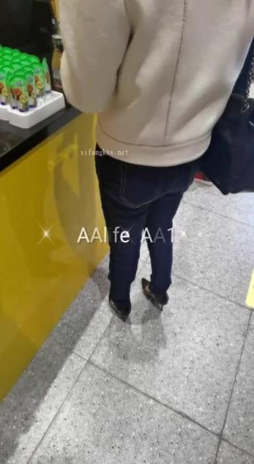 大神AAlife骚妻淫母,骚逼塞跳蛋陪儿子逛街,老公不停遥控加速 爽得不行 直接瘫软 预览截图 12