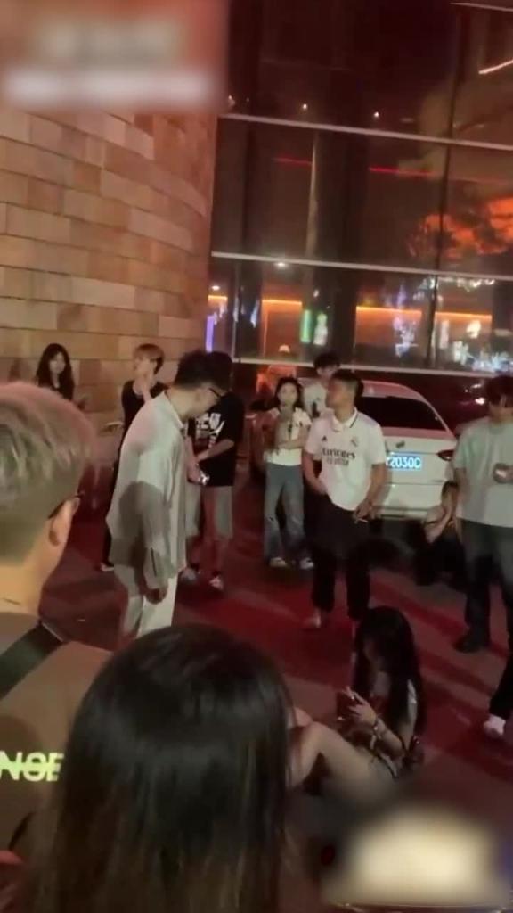抖音热瓜 下头男街头大骂 她给我舔屌吞精时你还在哪里打飞机 预览截图 3