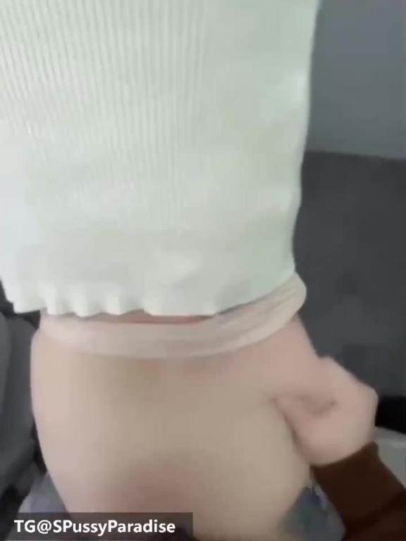 【姐弟乱伦】我兽性大发把姐姐按在厕所爆菊，外面全是亲戚 预览截图 12