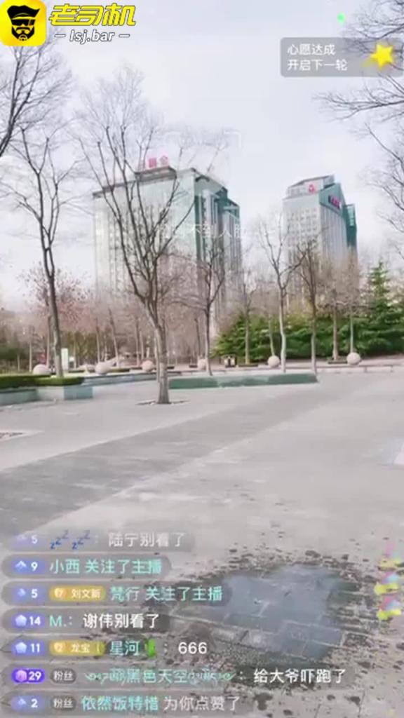 抖音小龙女,又淫又贱又爱玩,熟女大肥臀_淫贱大肥逼,各种家伙往里塞干,逼夹巨物户外露出直播 预览截图 9